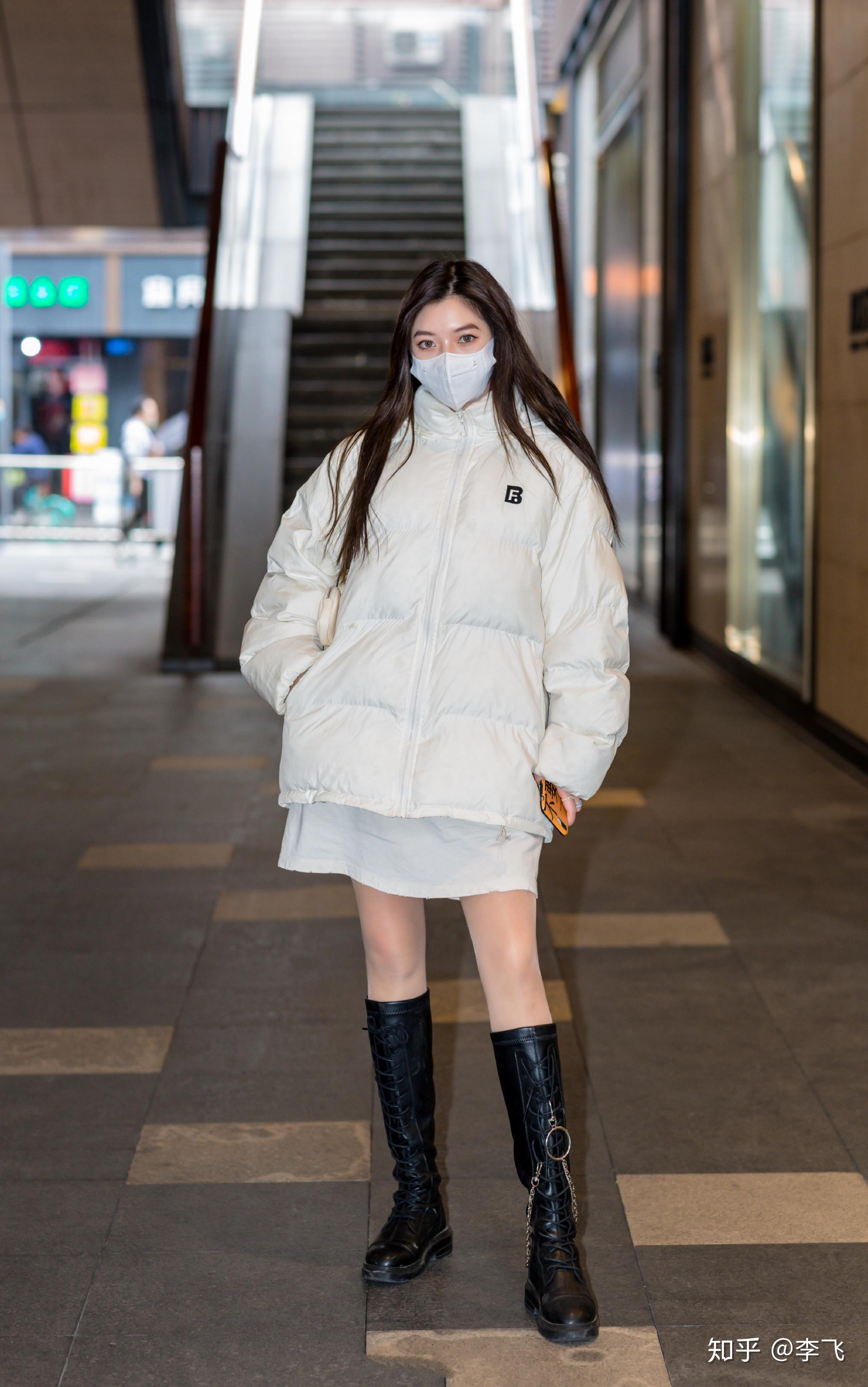 全国冻哭地图来袭,时尚小姐姐一件羽绒服,轻松暖暖过一冬