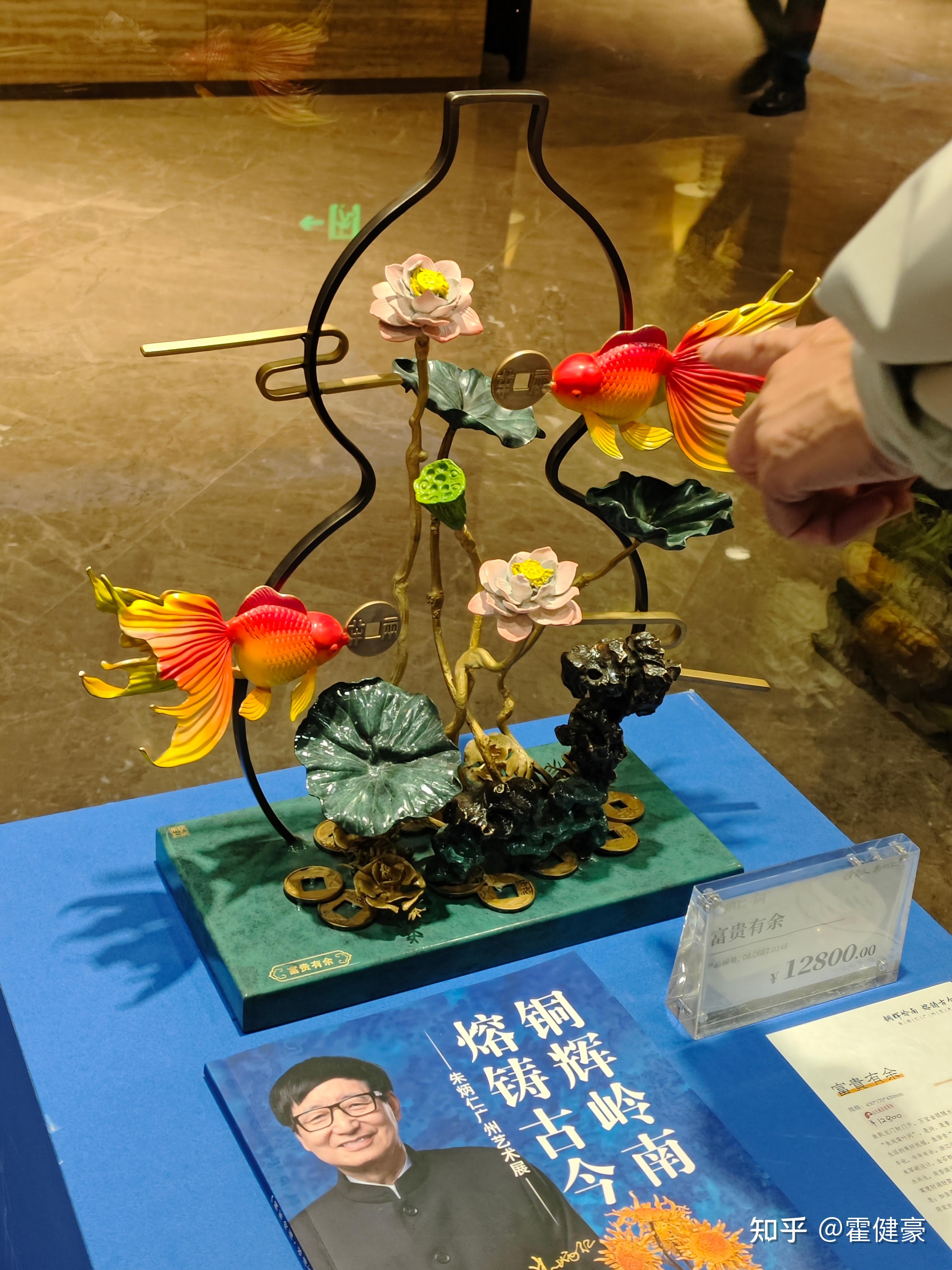 象征有余的金鱼和嘴中的铜钱还有象征花开富贵的牡丹象征红利