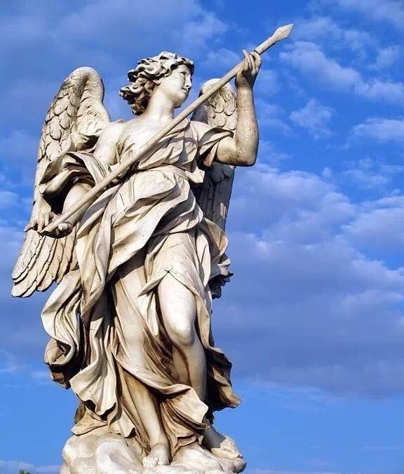 罗马圣天使桥上的天使手中拿着的东西代表着什么