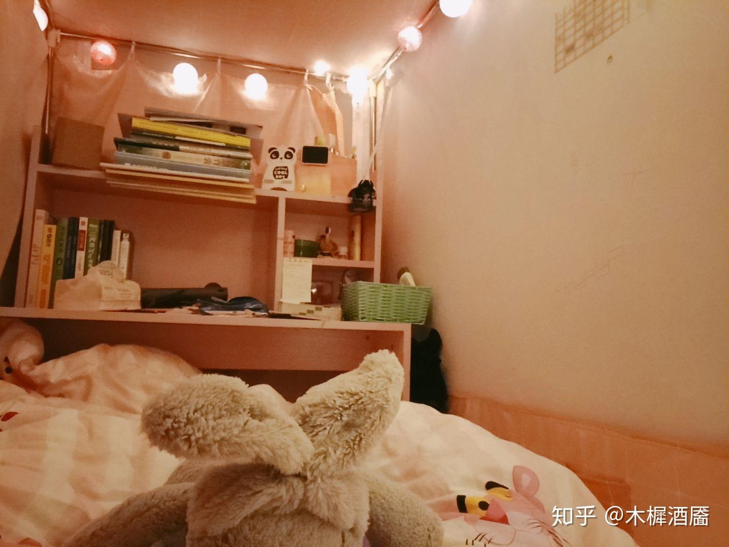 如何将狭小的大学宿舍装饰得温馨简约?