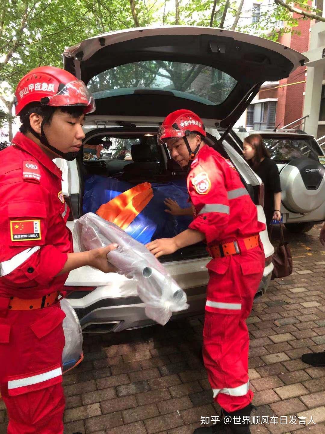 救援郑州一线实录世界顺风车日在行动一跳进污水救女孩雨夜驰援白家村