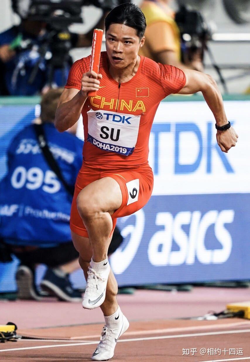 何宇鸿身高与苏炳添一样为1米71,但他比同期苏炳添出色得多,苏炳添19