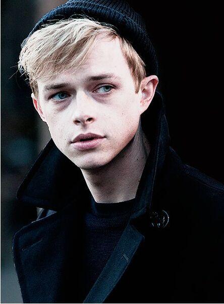 有哪些金发绿眼,颜值高的男演员? - 知乎