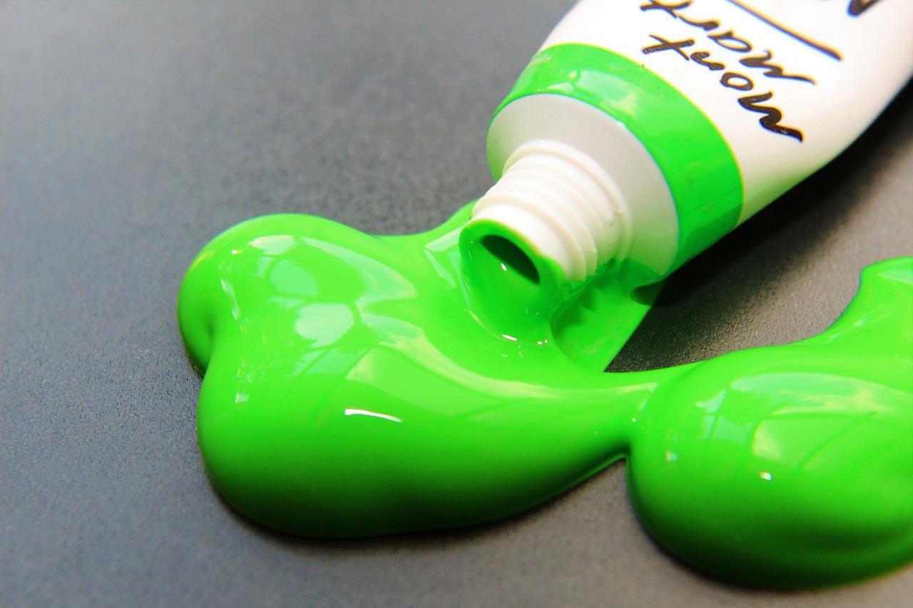 2. 绿色墙面装饰