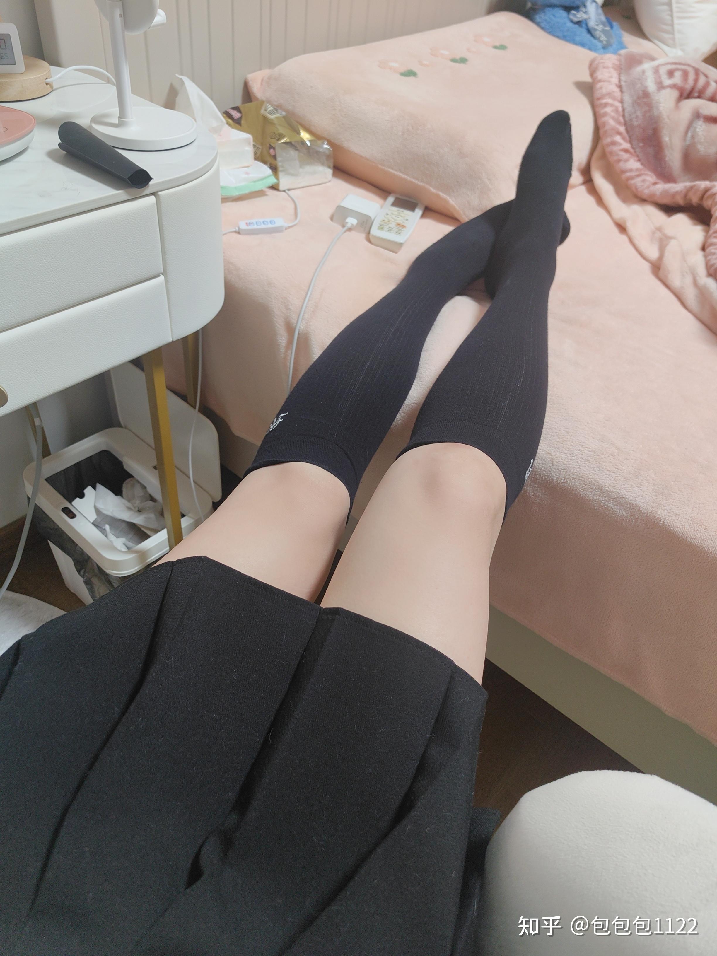 为什么越来越多的女生喜欢长筒袜呢