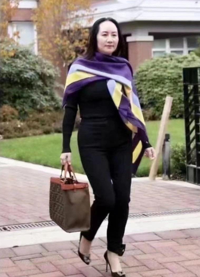 看51岁的孟晚舟才发现:裙子不配丝袜更高级、裤子搭高跟鞋更洋气 - 知乎