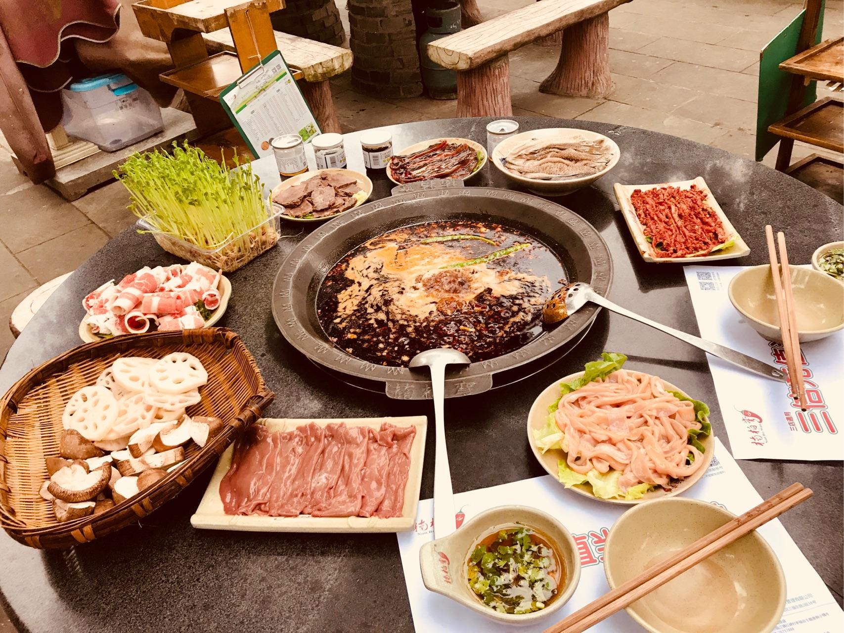 前两天吃的,楠柏湾生态火锅,环境很好,半山腰上的露天餐厅.