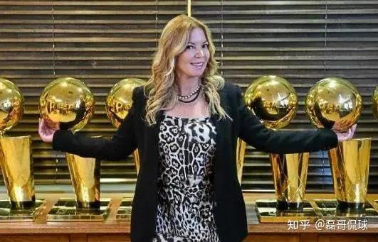 太阳队老板罗伯特-萨沃尔,凯尔特人队老板维克-格罗斯贝克,雷霆队老板