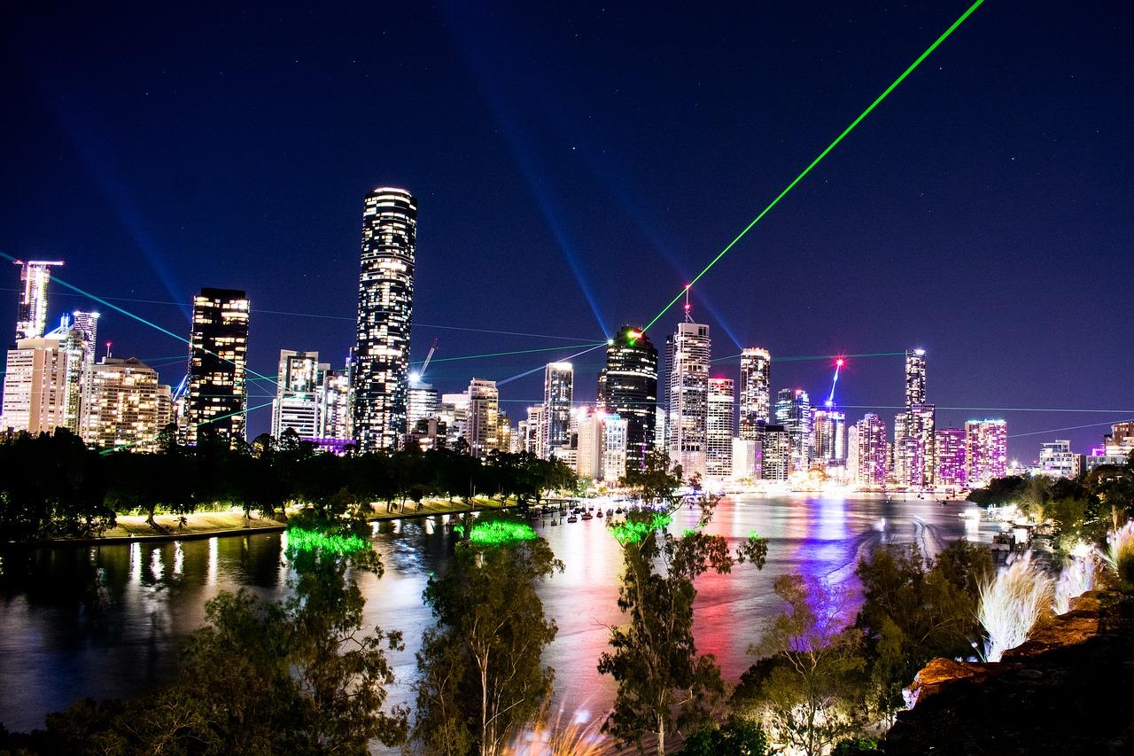 3. 轻奢彩光设计