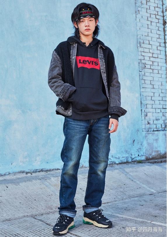 下面再说说卫衣,我的卫衣一般也都是李维斯这和牛仔裤一起买的,好搭配
