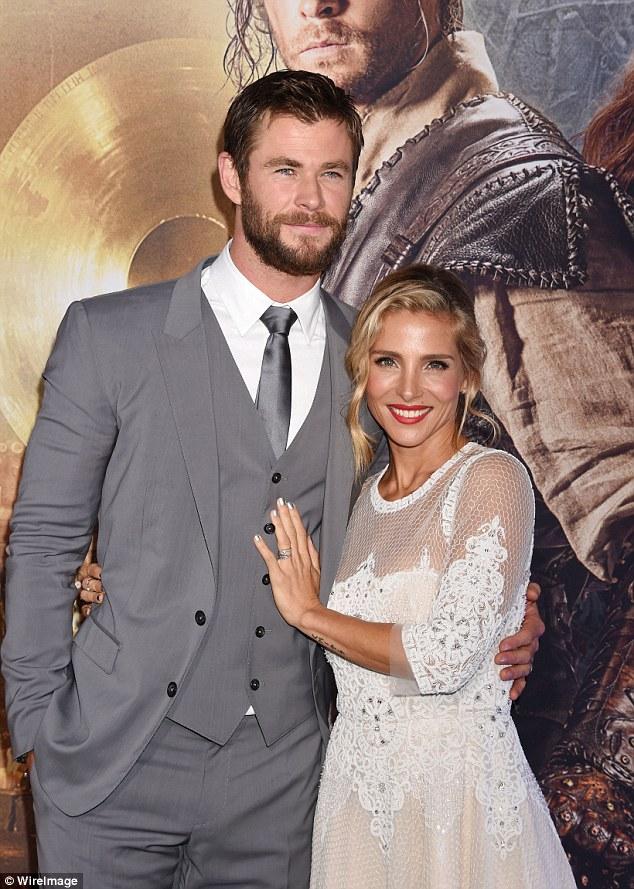 两个人结婚之后,锤哥几乎变成了老婆的人形挂件,从不分开.