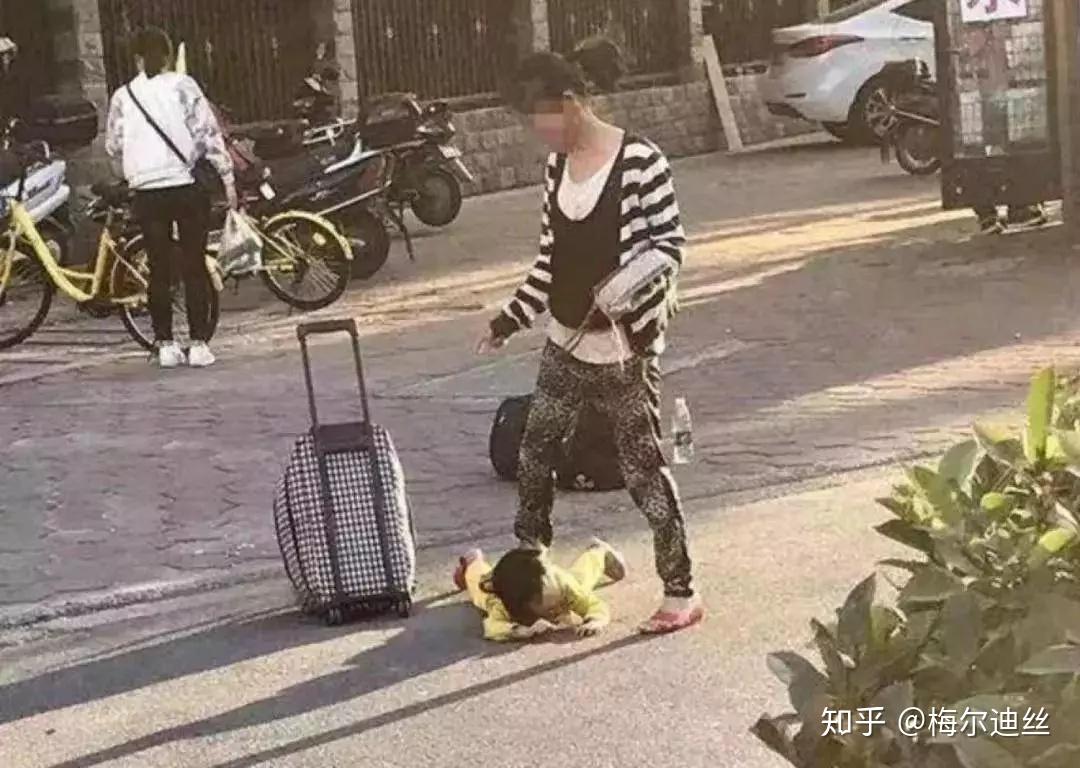 杭州萧山的大马路上,一个小女孩,脸朝地趴在地上哭,站在一旁的妈妈