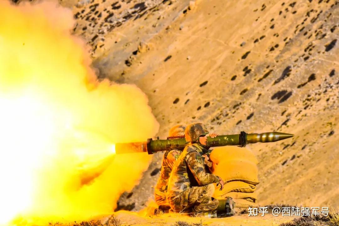 百余发炮弹呼啸而出,划破黑夜,目标区域内硝烟四起,碎石飞溅……近日