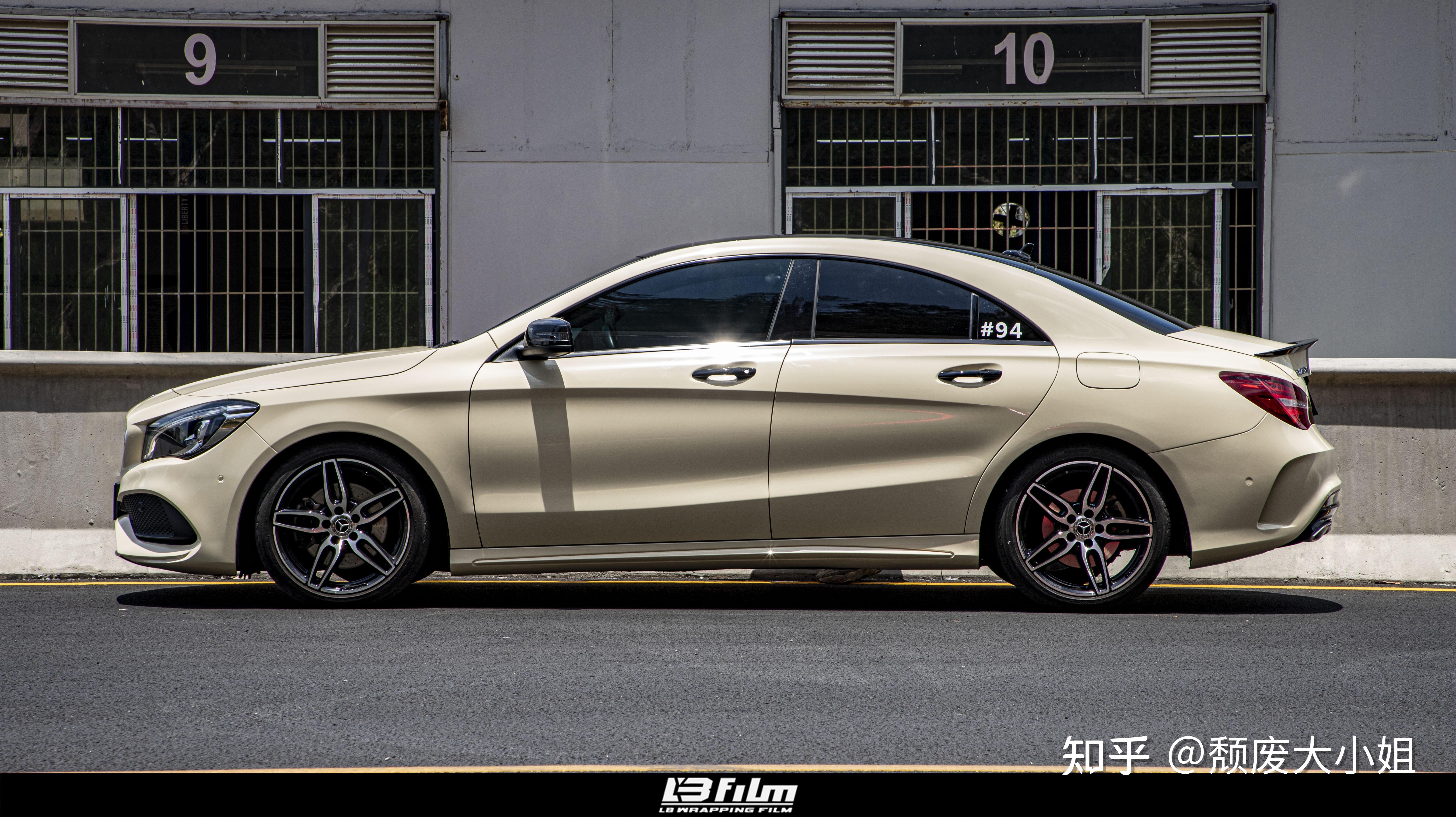 纯色的膜面效果伴随着米兰色散发在车身,在阳光的照射下,不经意间凸显