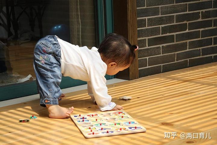 萌娃蹒跚学步奶奶拿刀在后面追是习俗还是糟粕