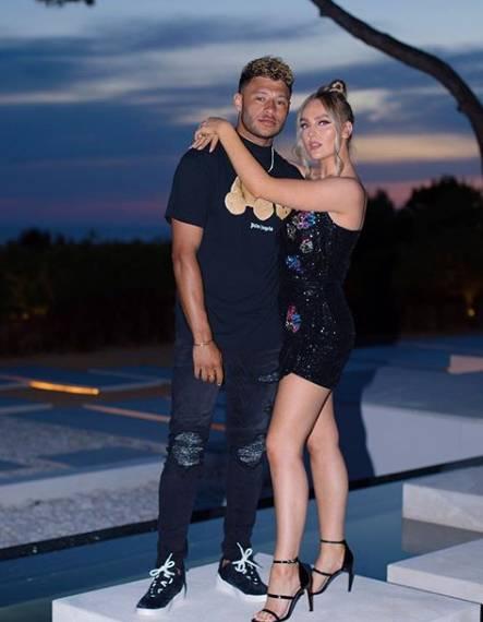 张伯伦女友perrie edwards