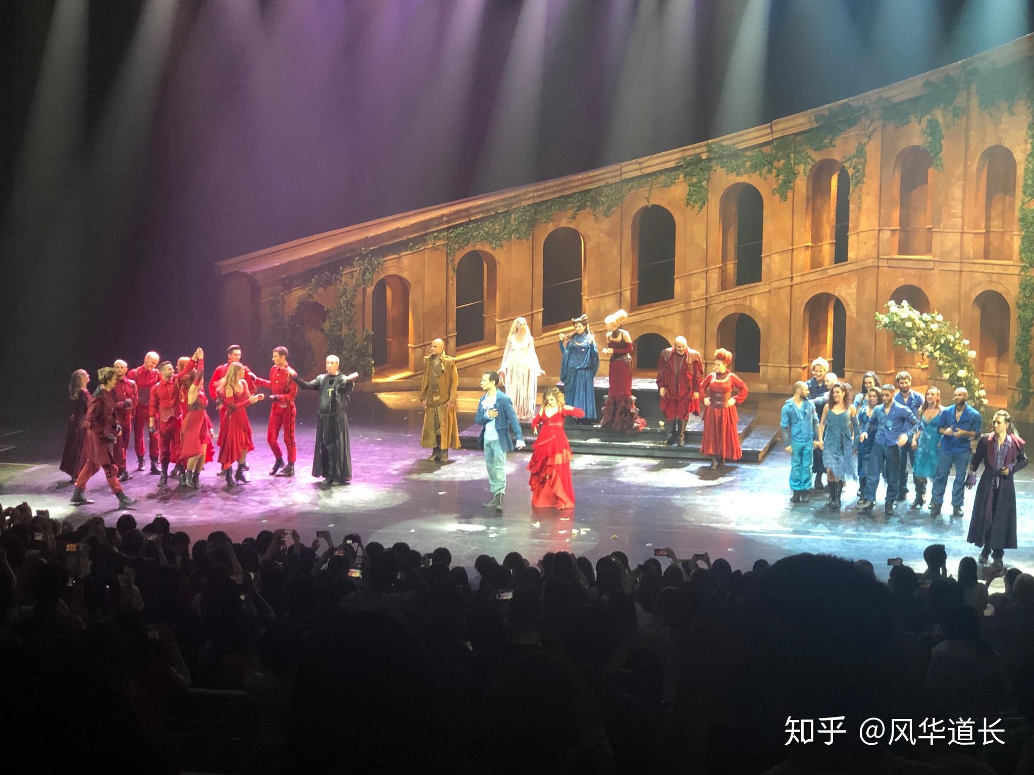 为什么看舞台剧或话剧,明明第二层看不全舞台,却还要卖票? - 知乎