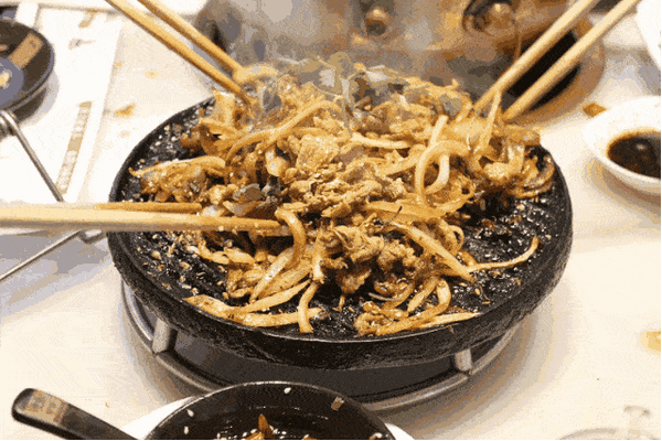 老北京炙子烤肉,一块铁板两盘肉,三步做好吃到饱