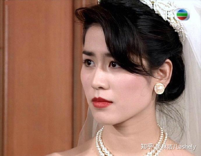 这张是1991年香港小姐冠军郭蔼明的婚纱造型,俏皮的浅笑,配上一张精致