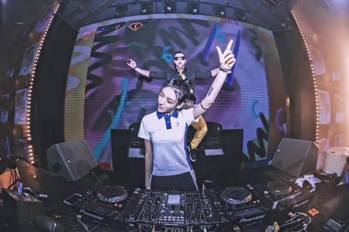 当你蹦迪的时候台上dj到底在干些啥