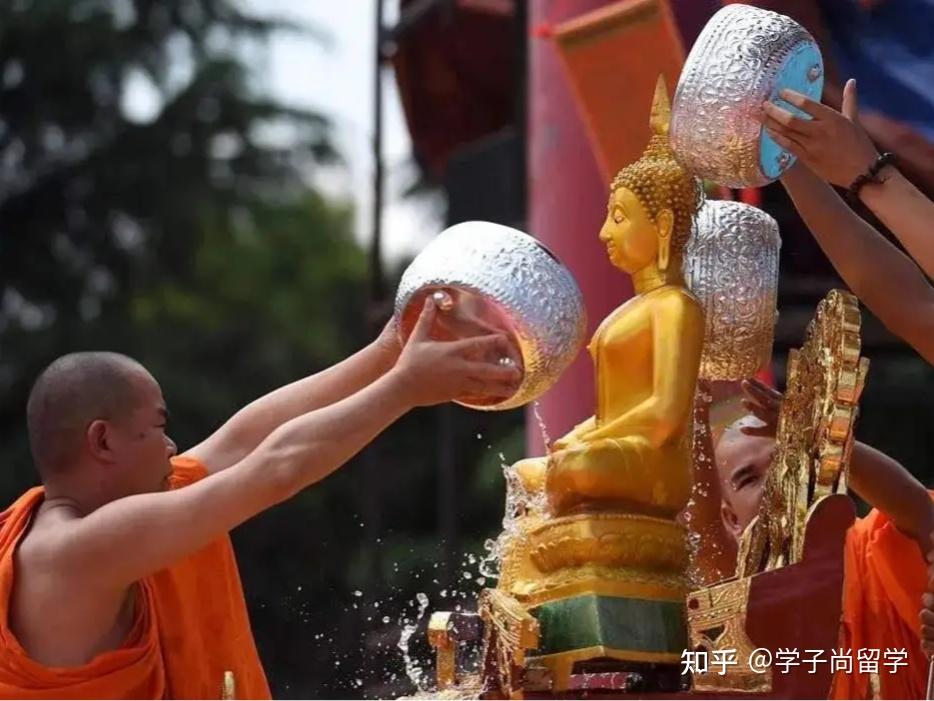 宋干节时,人们还会给佛像举行浴佛礼,用放满花瓣的清水滴在佛像身上