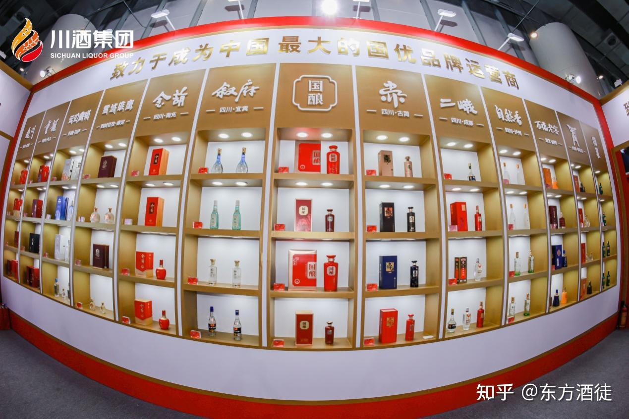 步入川酒集团展厅,最醒目的是川酒集团"换道抢跑
