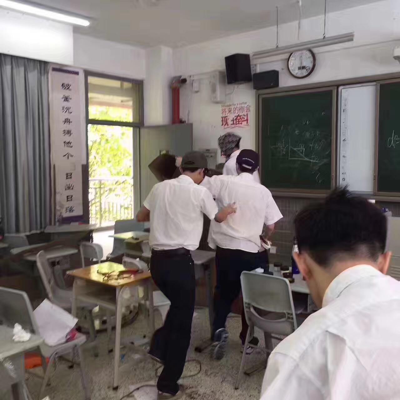 如何评价红岭中学掷铁饼者雕塑被毕业学生装饰上巨大生殖器象征物这