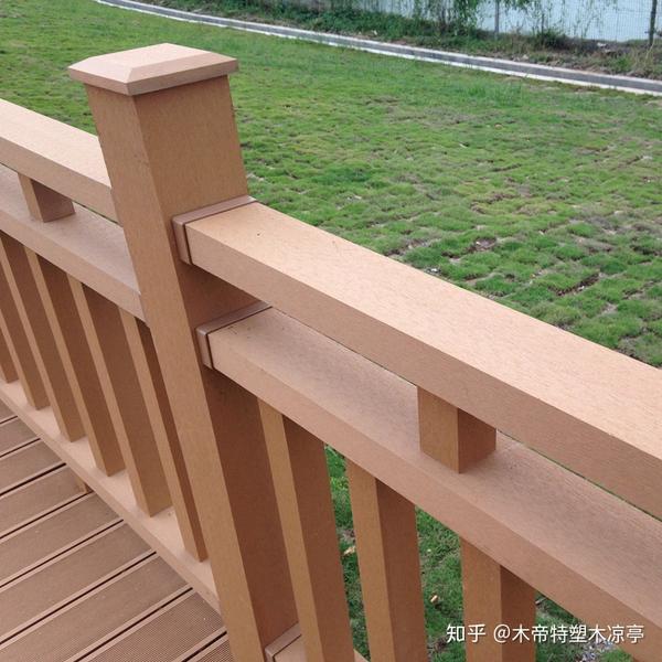 塑木栏杆的塑木扶手连接方式以及塑木立柱开榫口的方法