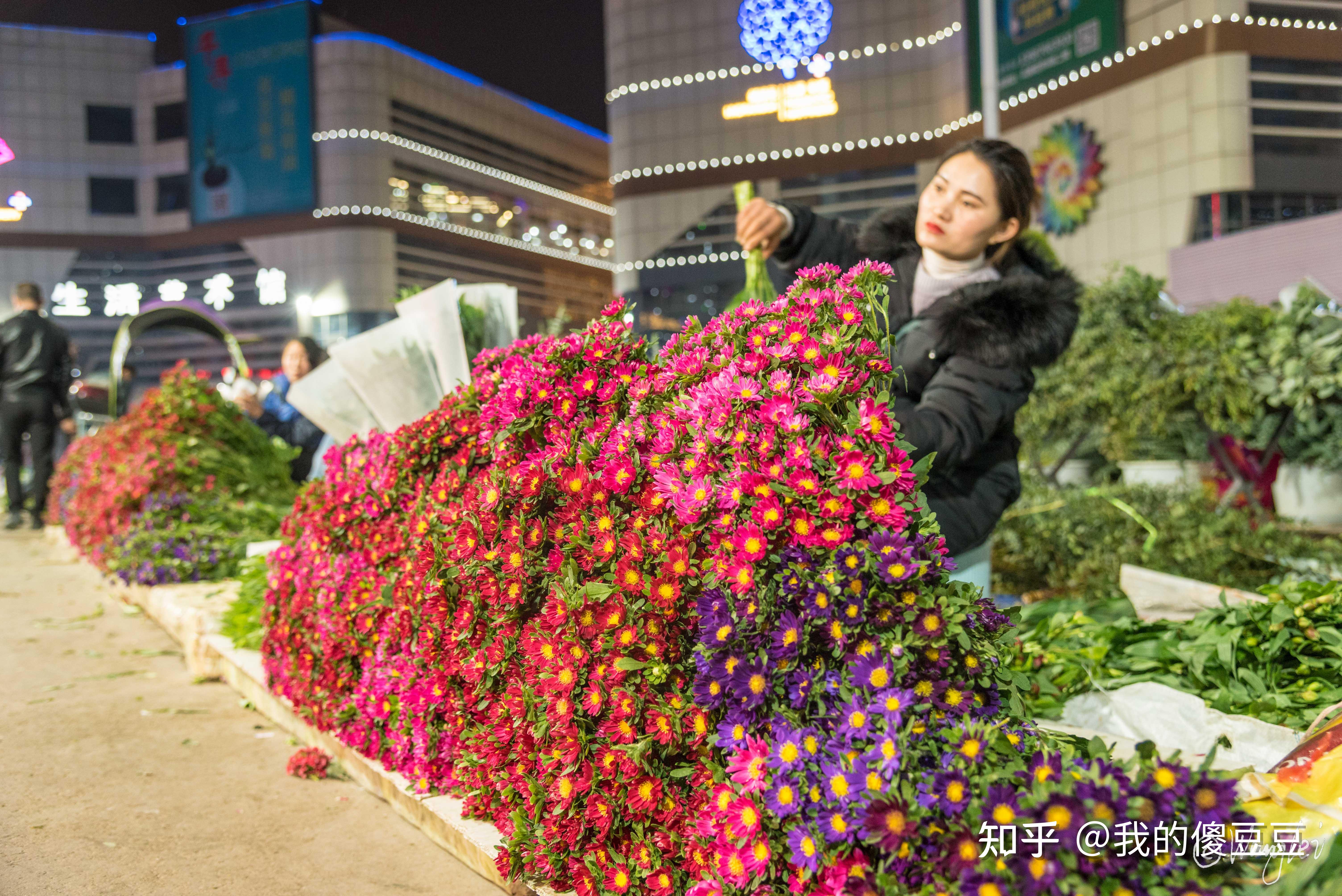 云南昆明:亚洲最大的鲜花市场 晚上比白天人多