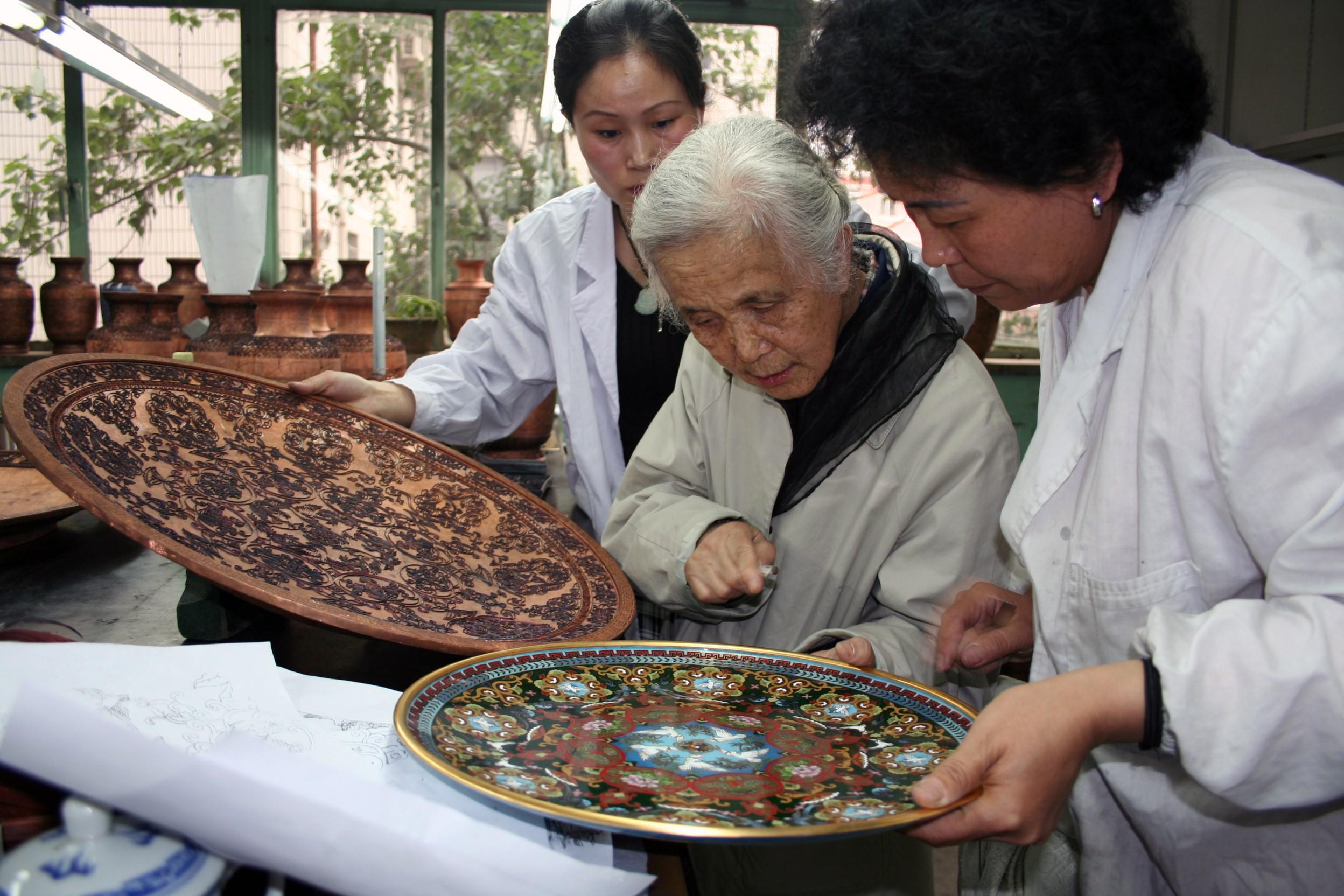 国之重器景泰蓝和平颂宝鉴钱美华作品