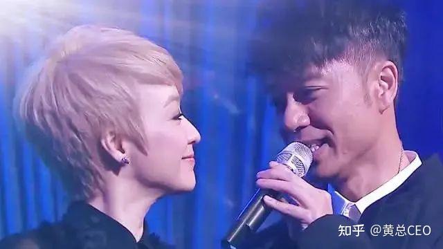 李克勤在读高中的时候就认识了陈慧娴,桌上还有她的相片.