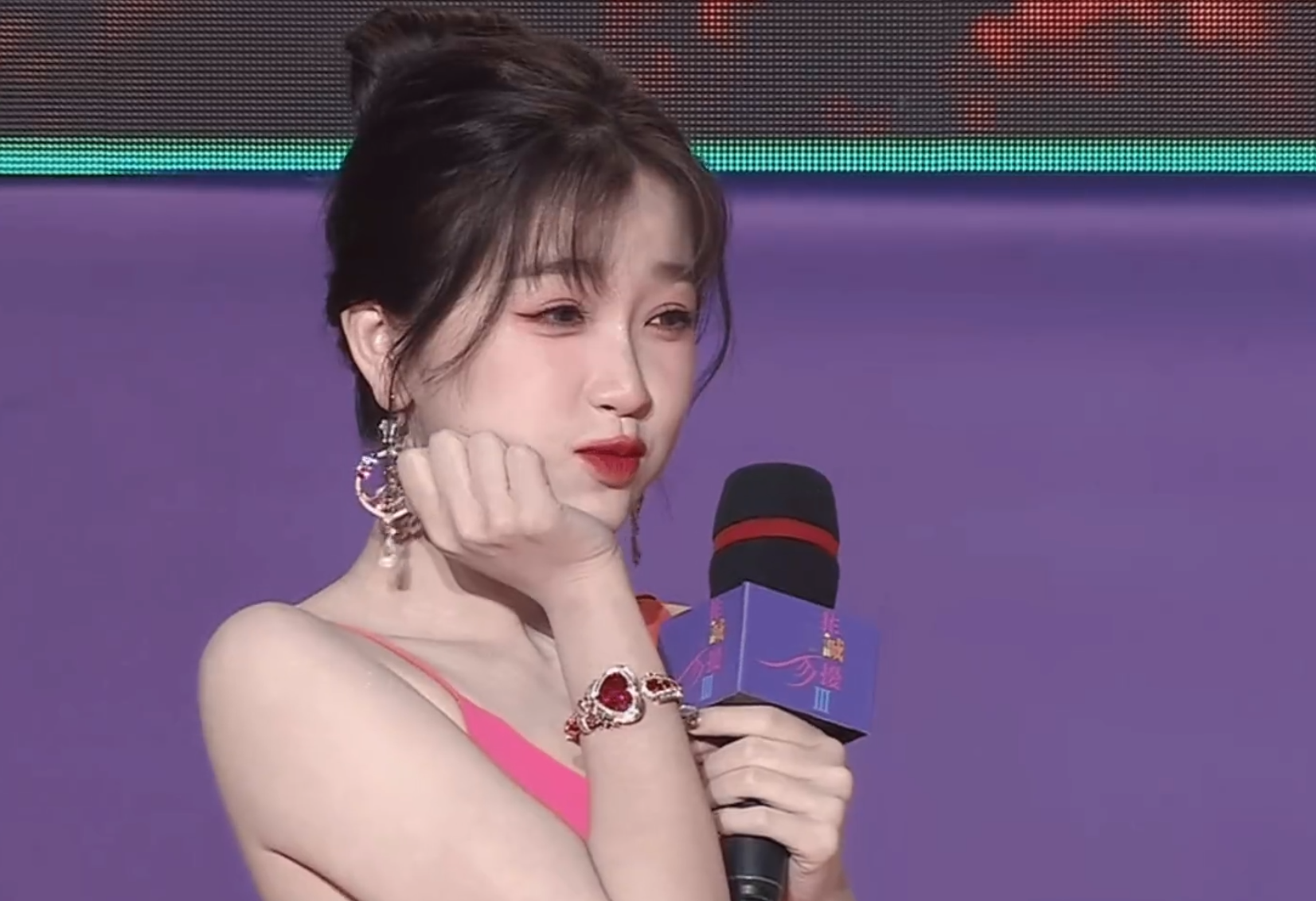 一条道走到黑?虞书欣发布会现场因夹子音惹争议,网友:脚趾抠地