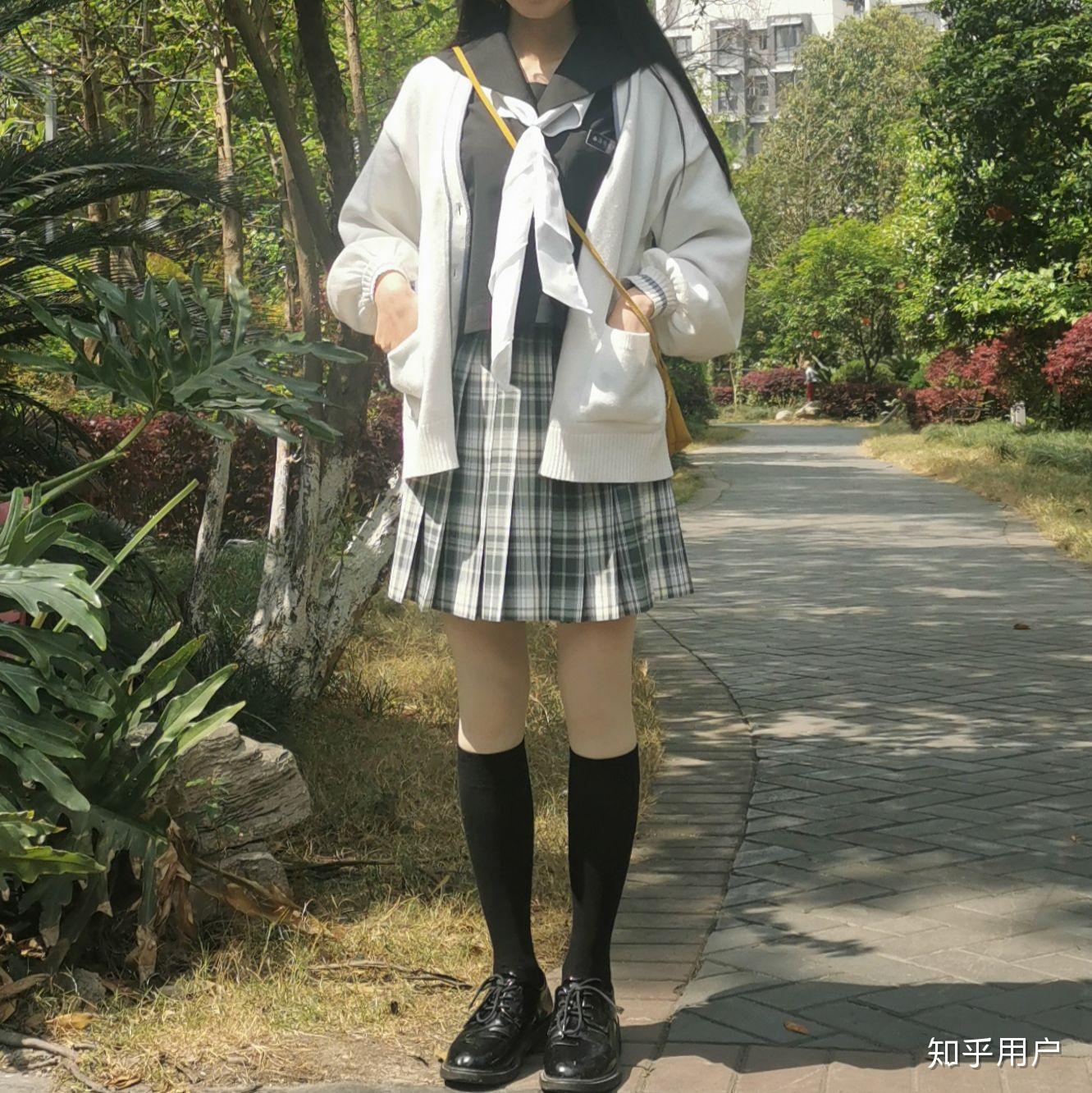 jk制服配白鞋黑色小腿袜好看吗? - 知乎