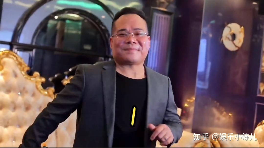 他叫阿牛哥,是广东深圳人,一个有两位儿子的中年奶