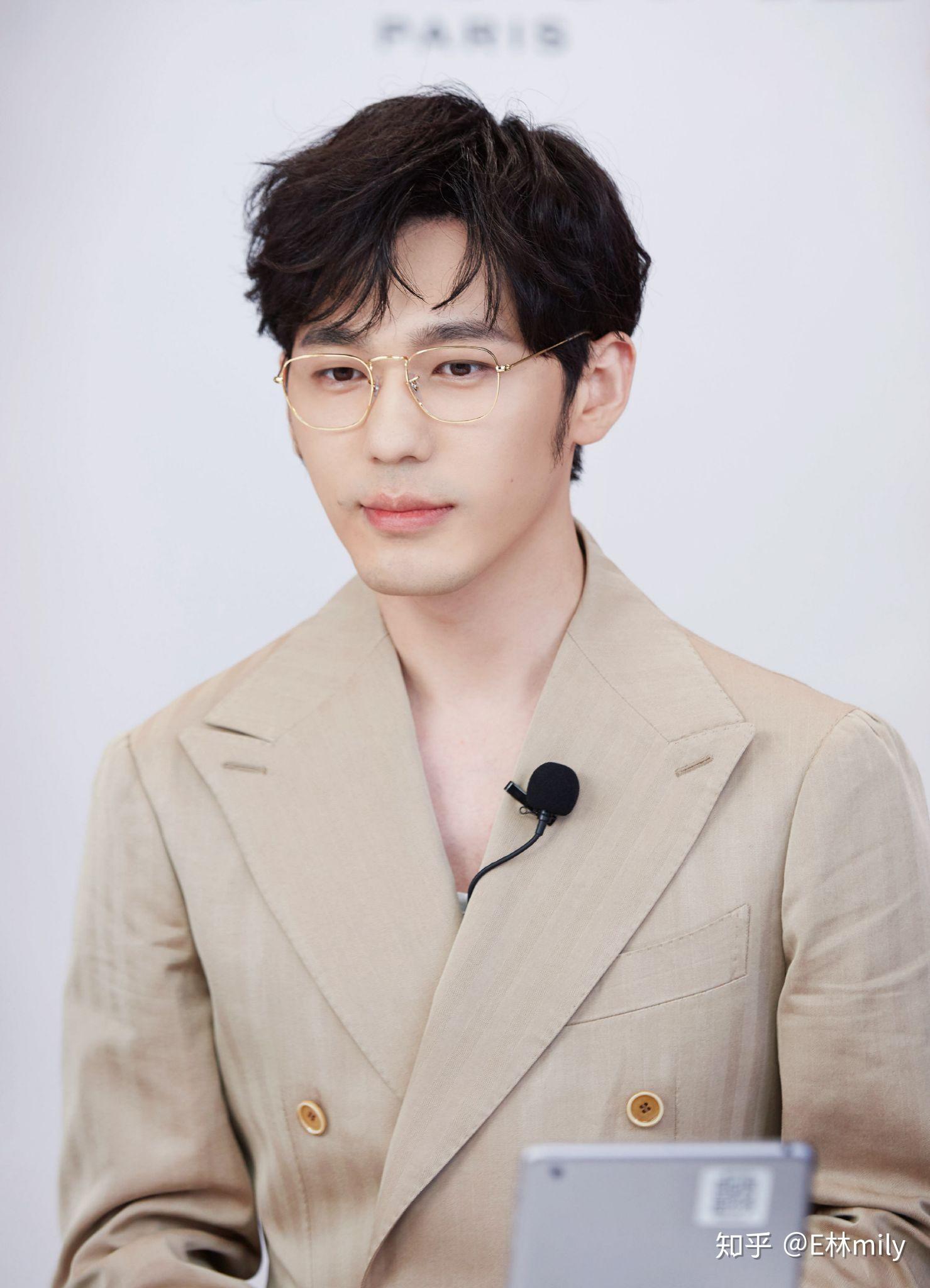 能发一些戴眼镜的帅哥(斯文败类)照片给我吗?真的好喜欢啊? - 知乎