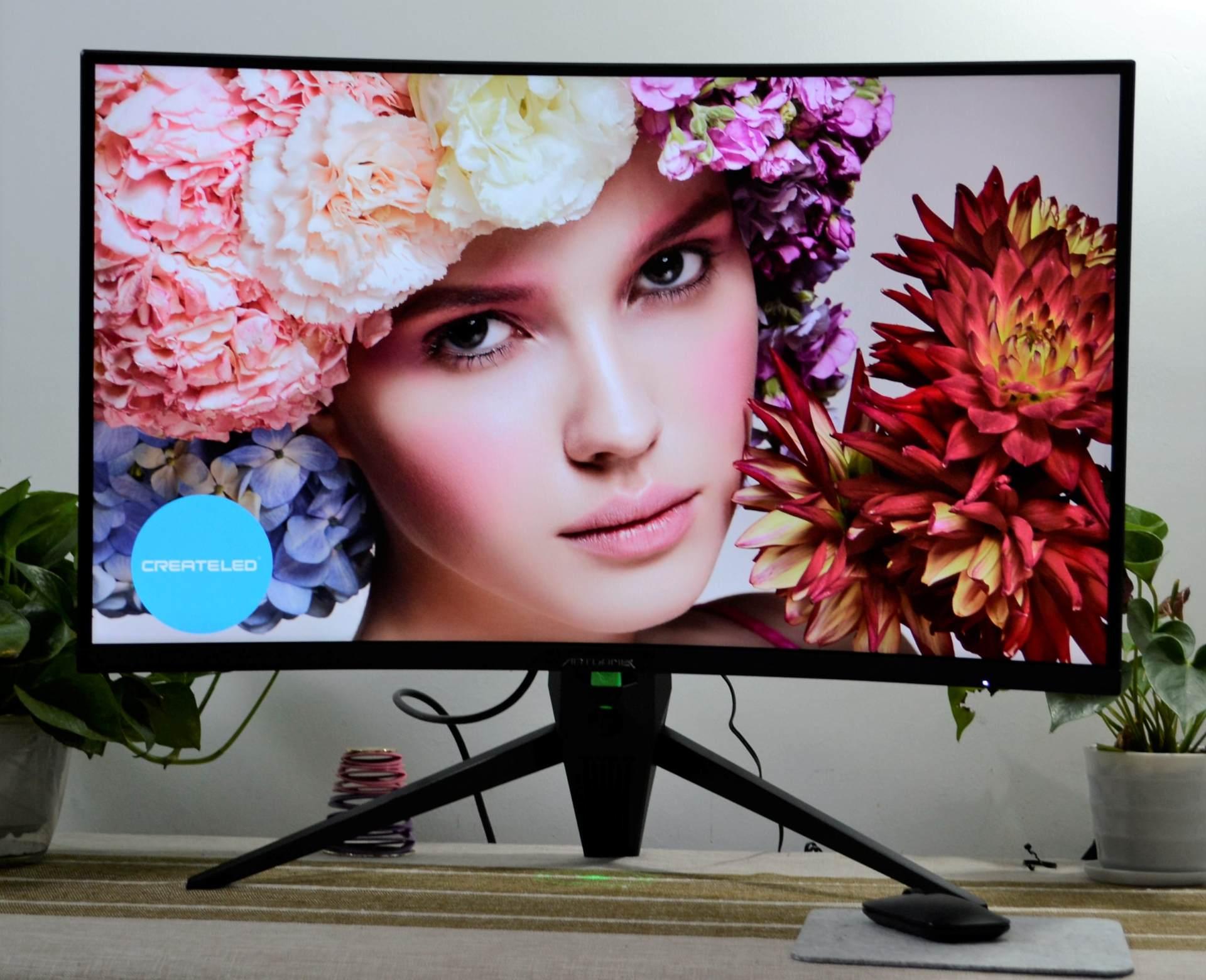 用纯色测试显示器,发现并没有坏点和漏光现象,颜色也比较饱满.