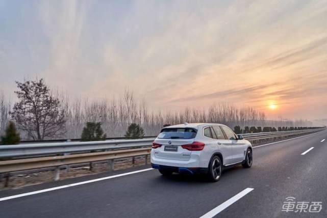 宝马首款纯电suv1300公里冬季自驾这支公路电影专治焦虑