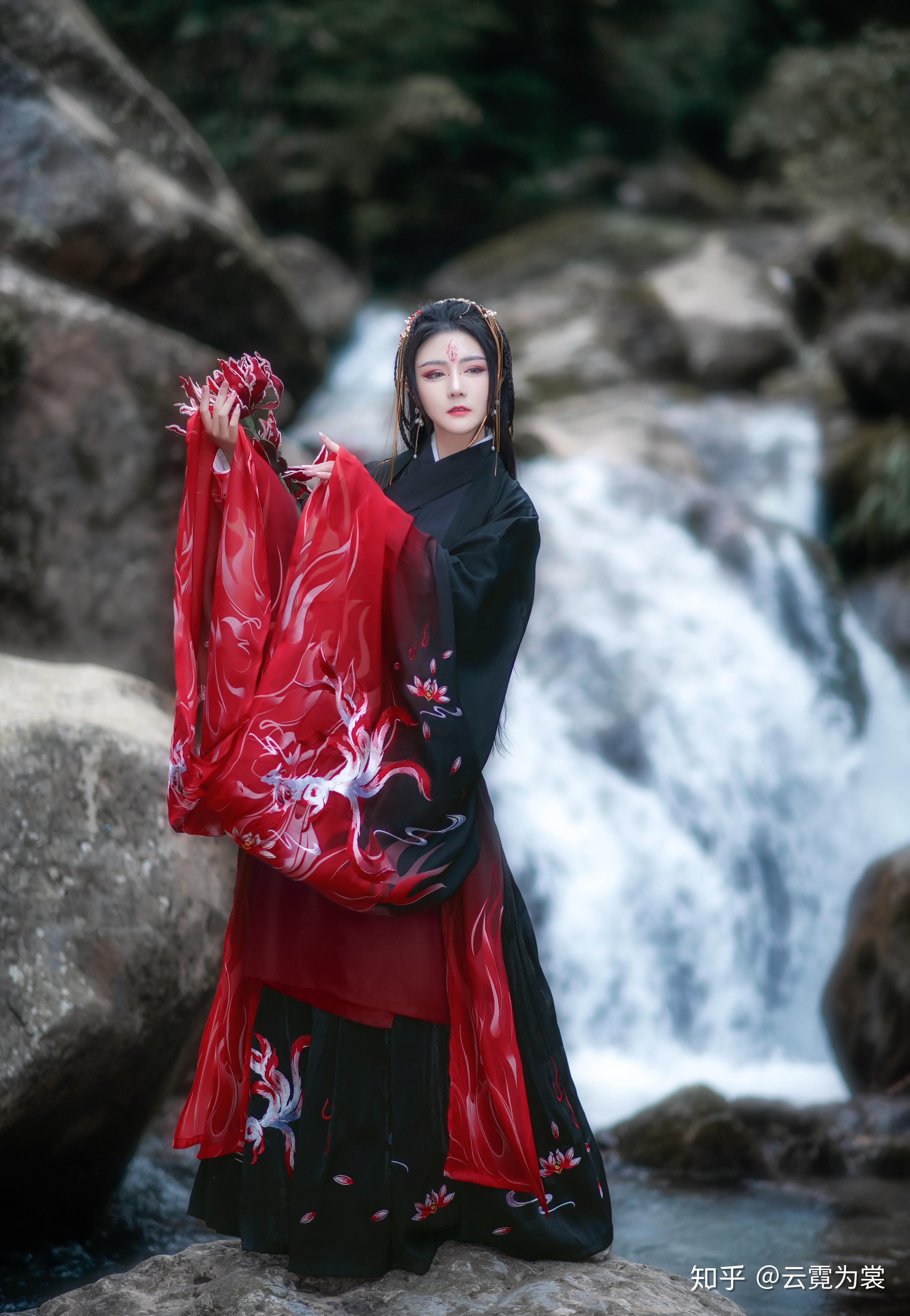 灵狐出山九凤烛龙以神兽为灵感,红色款神兽元素汉服更加有神秘感,细腻