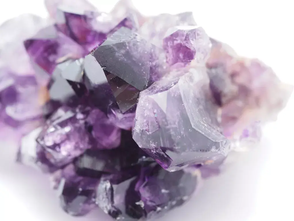 象征的最贵华丽的紫色水晶闪闪发亮