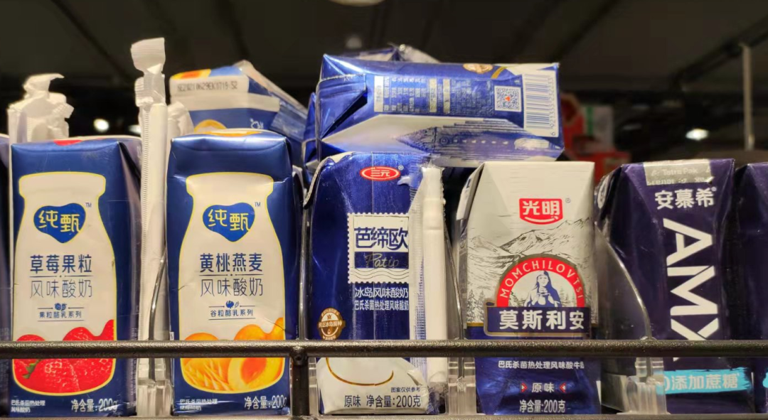对这场"大战"所知不多,但能切身感受到的是,超市货架上,不仅有蒙牛