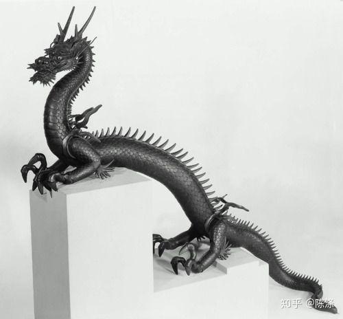 明代及其之前,皇朝都使用侧面龙为龙的标准像,唯有清一朝使用正面龙做