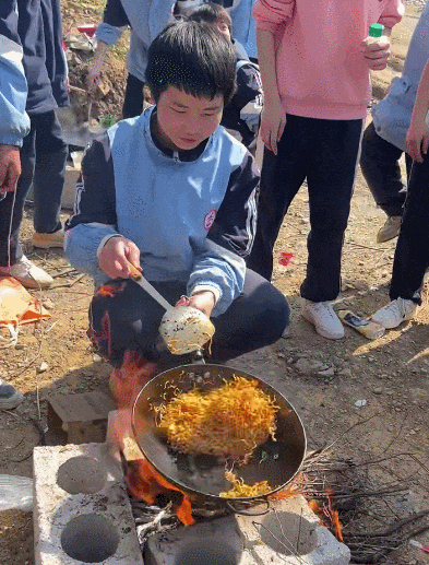 这段视频火了!网友:可以蹭饭吗?我就吃一勺…… - 知乎