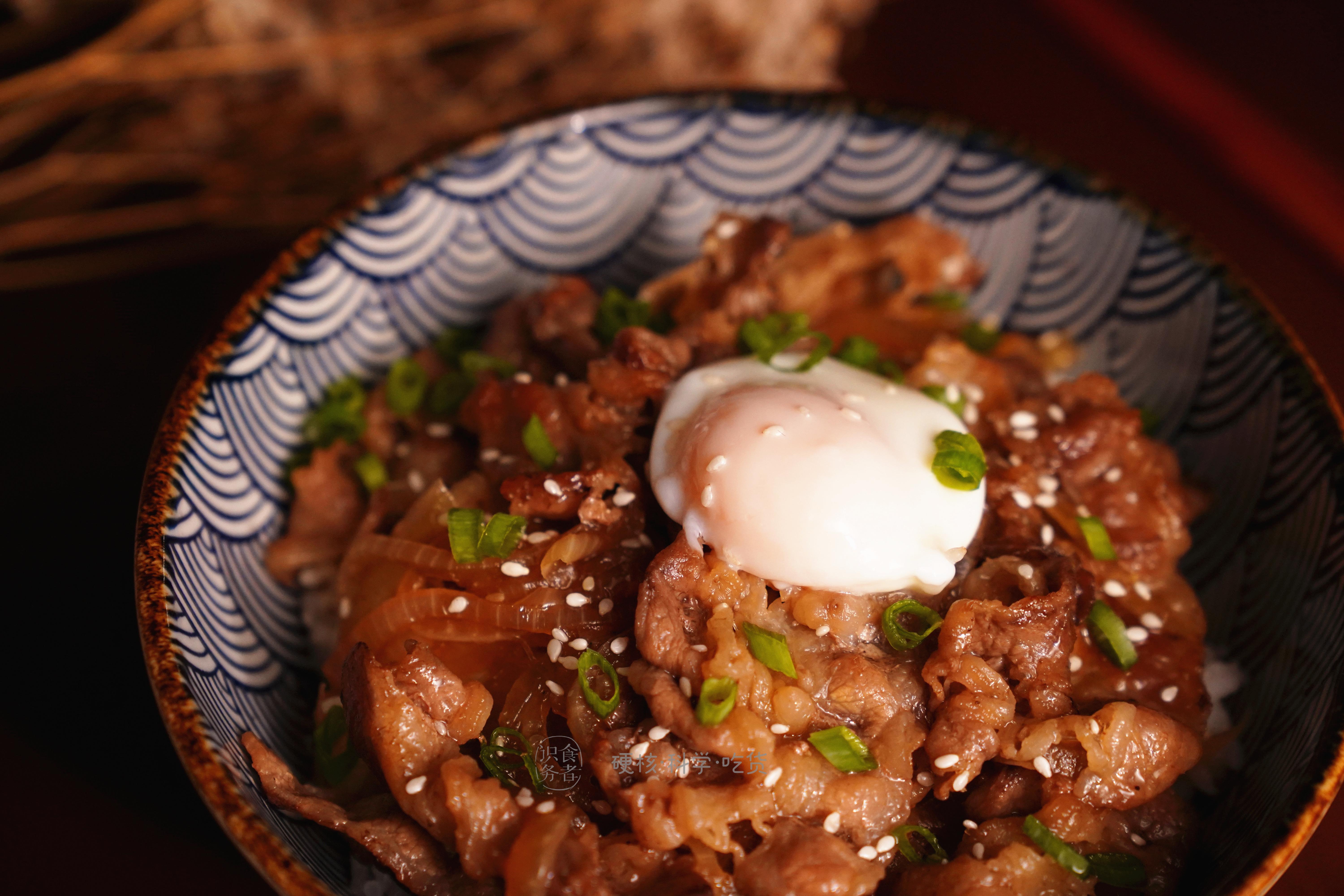 了解了酱汁配比与制作了出汁之后,做这道牛丼就是水到渠成的事情了.