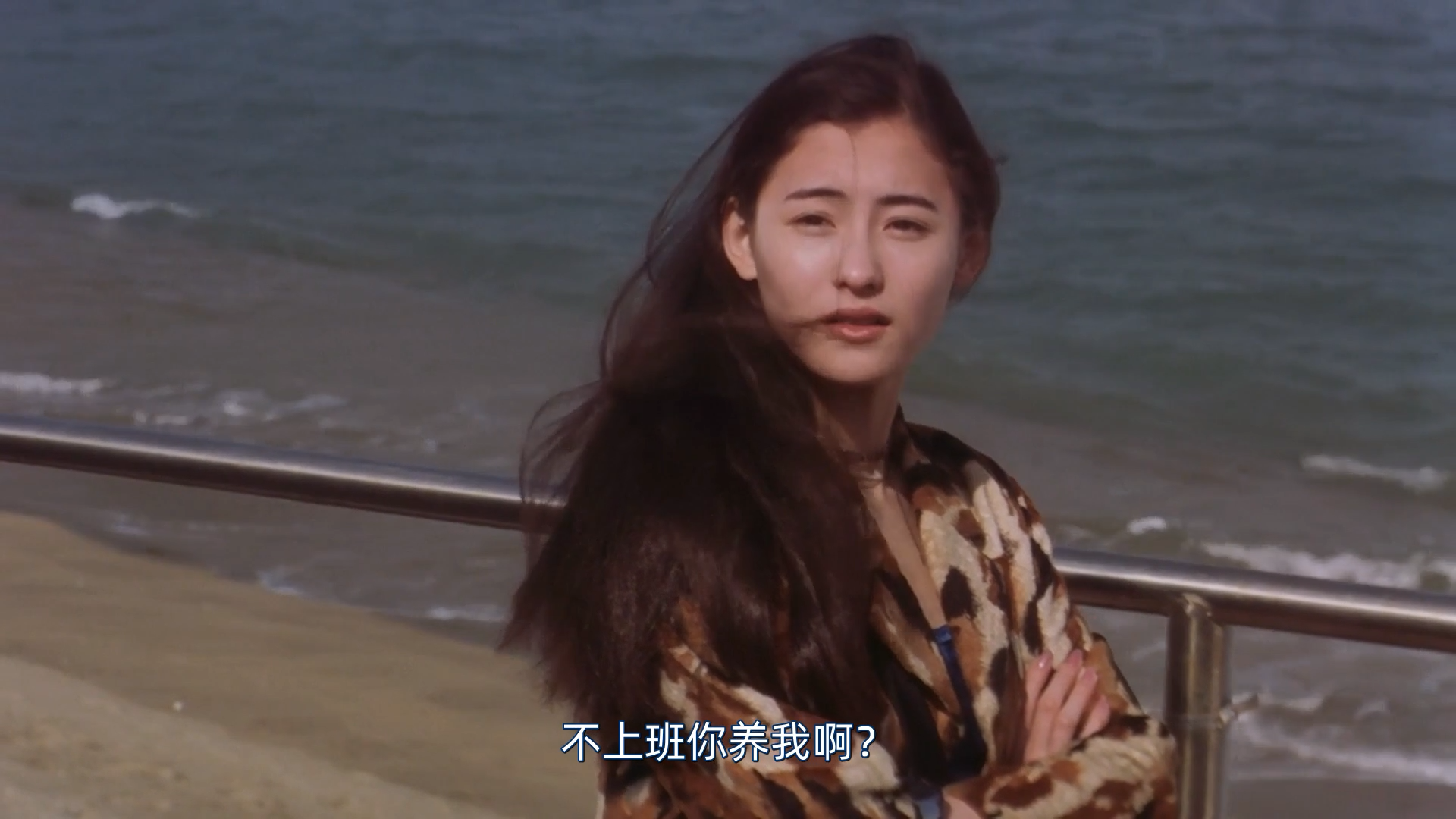 《喜剧之王》中当周星驰说完「我养你啊」之后,柳飘飘在计程车上