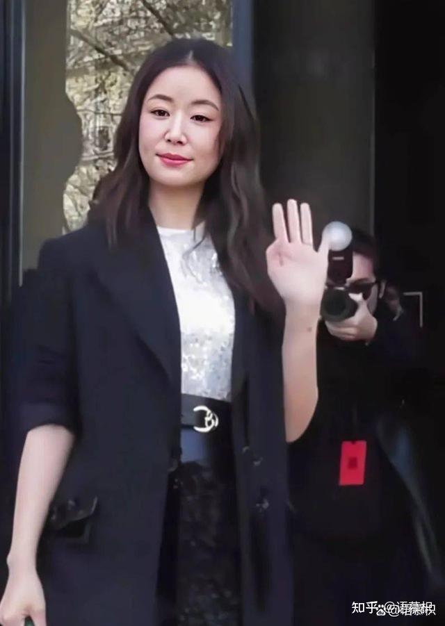 浪姐,给自己买了很多宣传热搜,居然还有因为脚腕上有纹身也买了个热搜