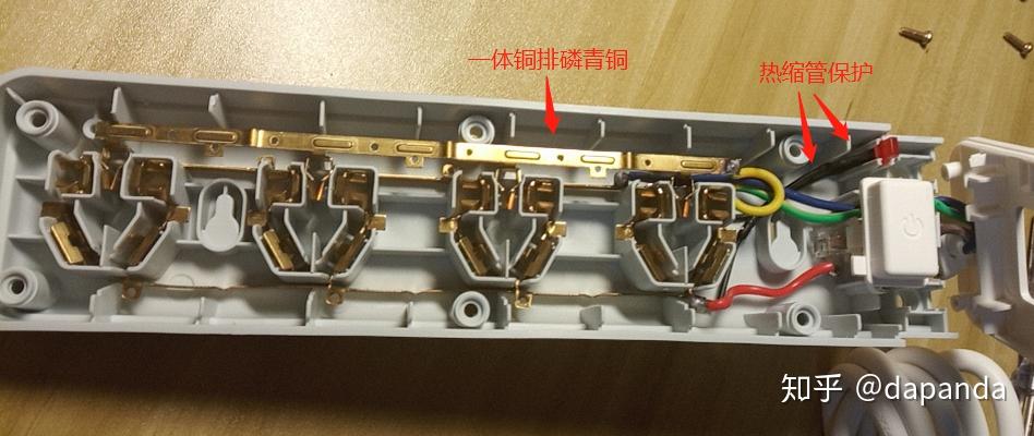 仔细看一下这种弹片结构,是中间剪开的,接触面积不够,插拔多了容易