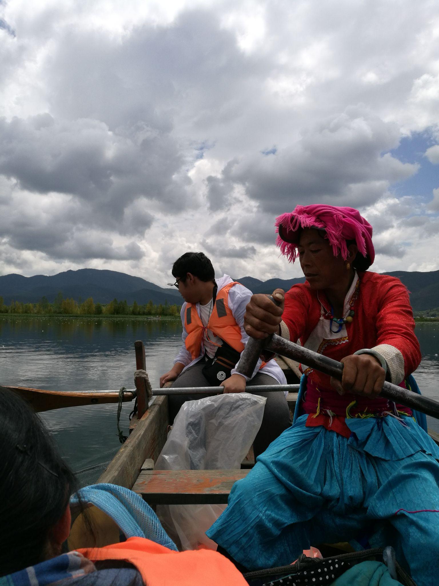 泸沽湖周边区域的摩梭人日常生活是怎样的