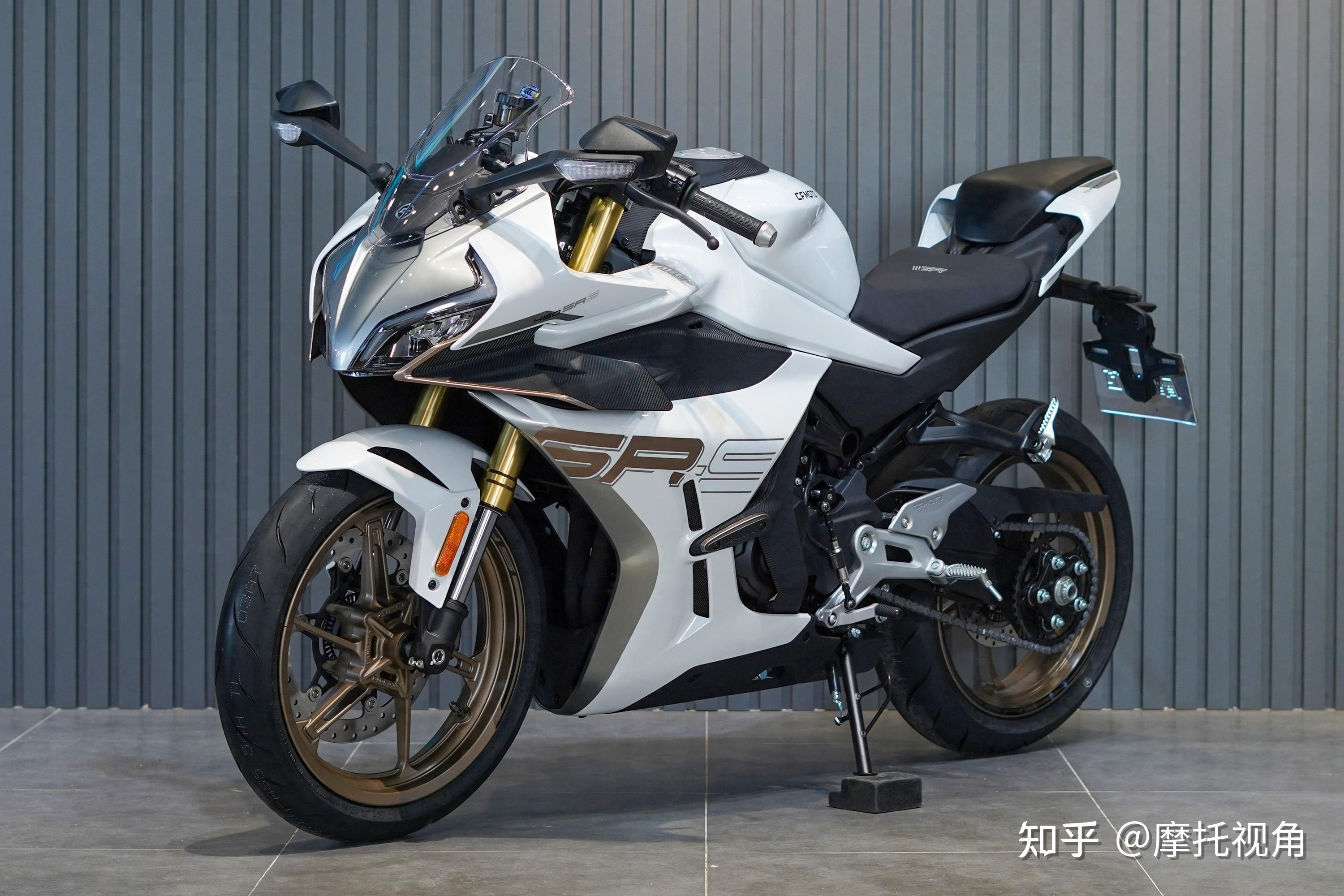 摩托车小白,市区代步入门用春风250sr还是豪爵铃木gsx250r?