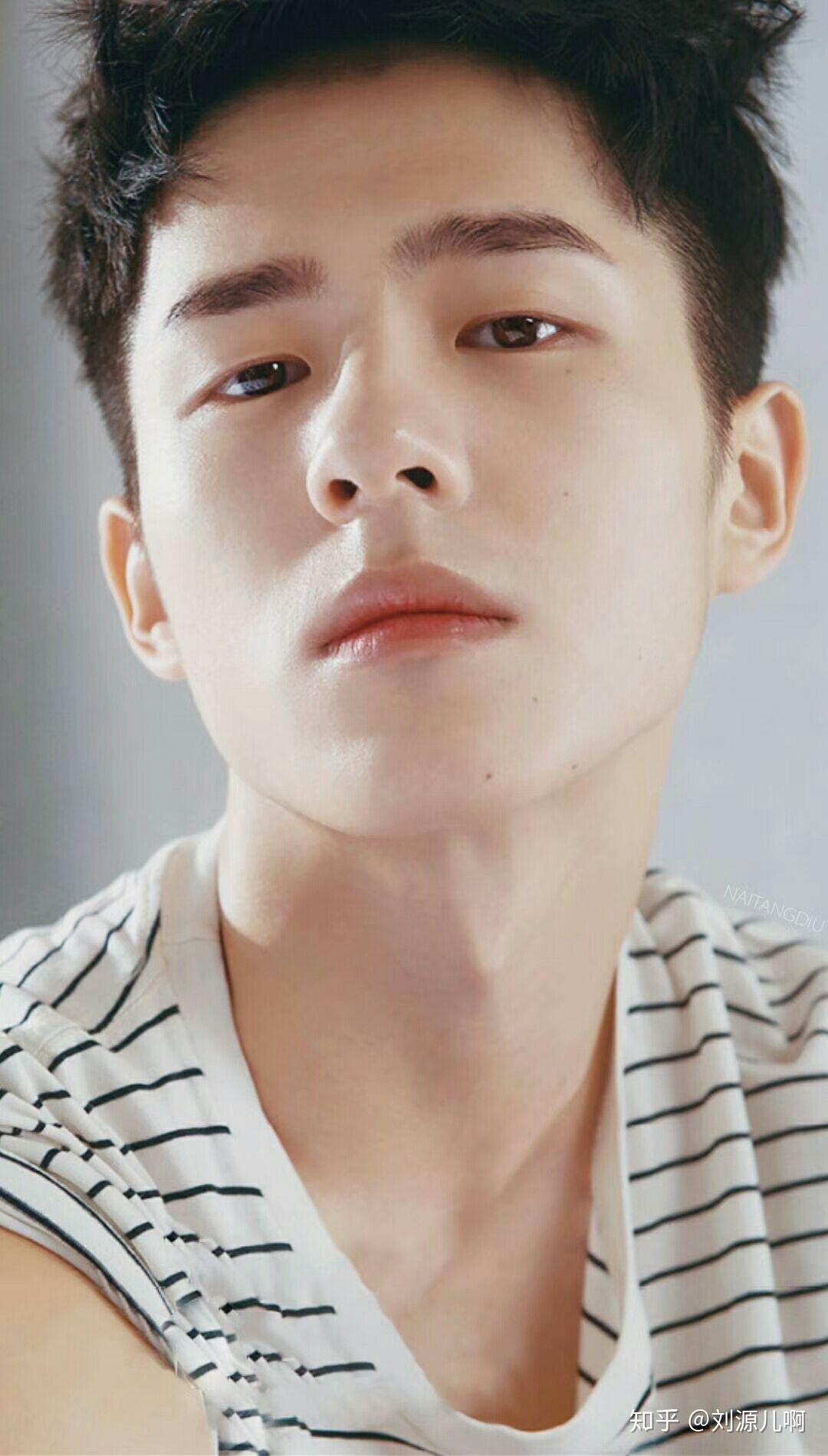 为什么男生拍照时都喜欢仰头,也可以说是鼻孔朝镜头?