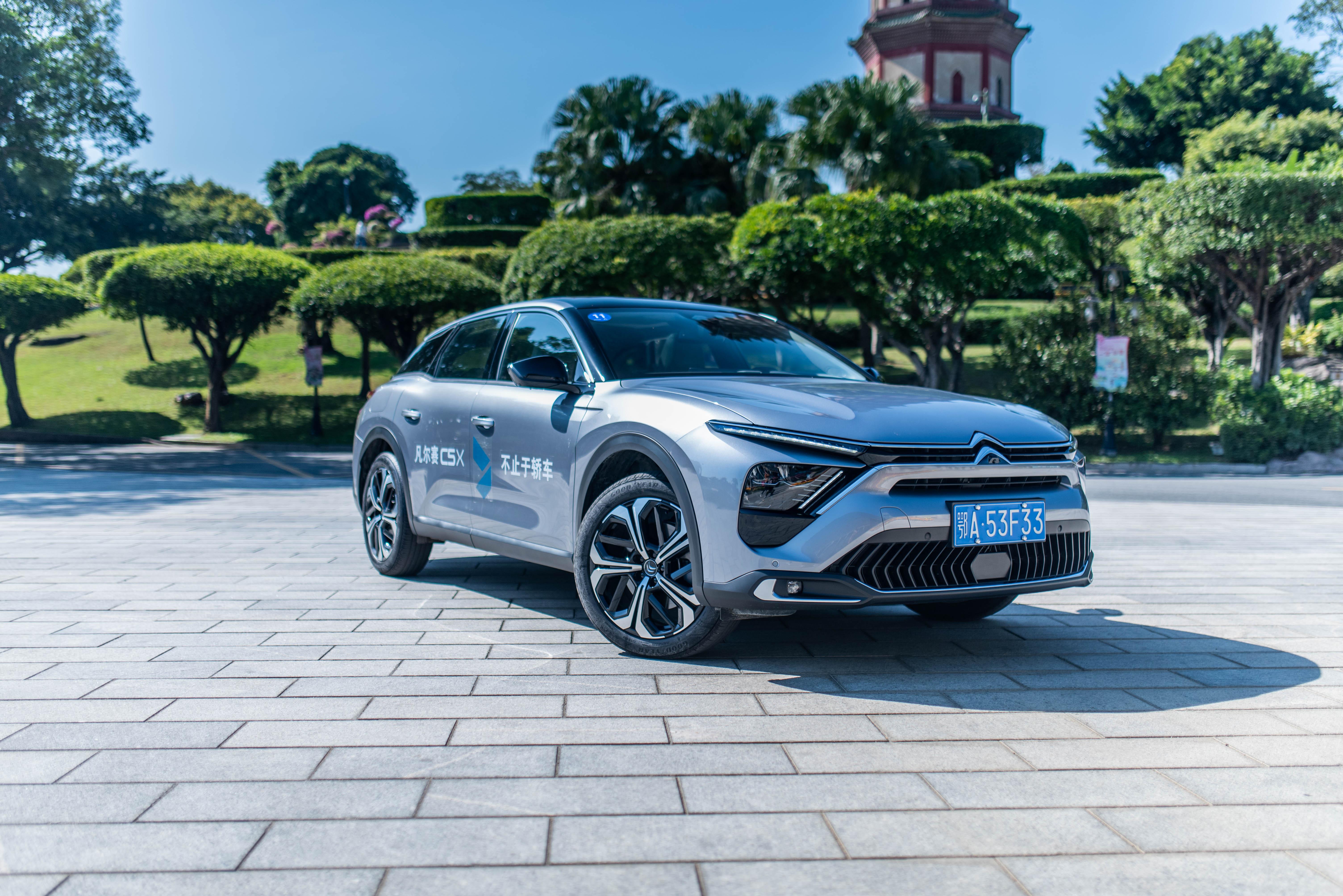 造型个性时尚,配置给力,凡尔赛c5x引领法系车走出小众情节